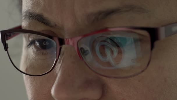 Отражение логотипа Pinterest в очках женщины средних лет — стоковое видео