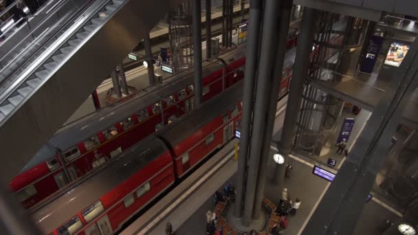 Berliner Hauptbahnhof Innenraum Zeitraffer mit hohem Winkel — Stockvideo