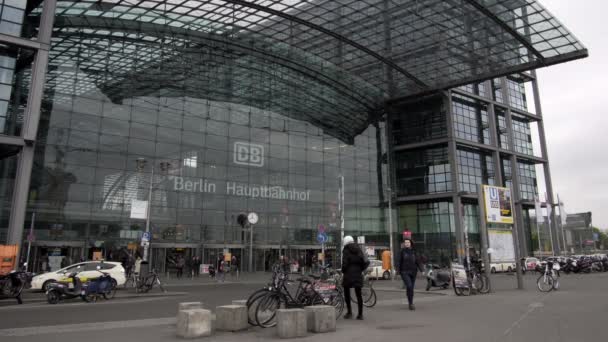 Berliner Hauptbahnhof vor dem Haupteingang — Stockvideo