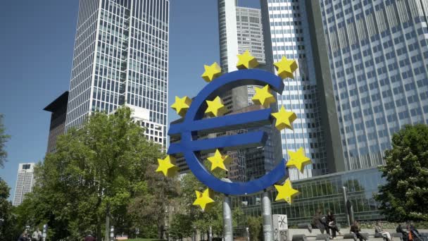 Valuta Sign Euro staty i den Willy Brandt Platz Frankfurt Tyskland — Stockvideo