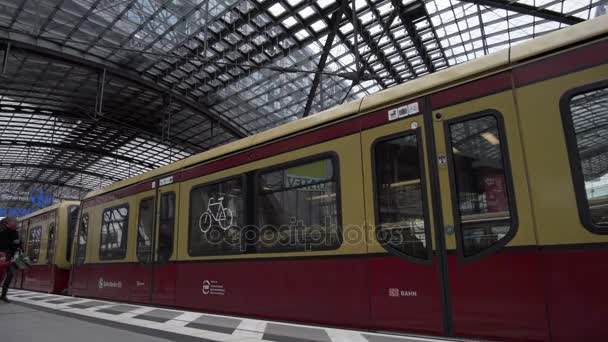 Berlin Hauptbahnhof fedett S-Bahn metró vonat érkezik — Stock videók