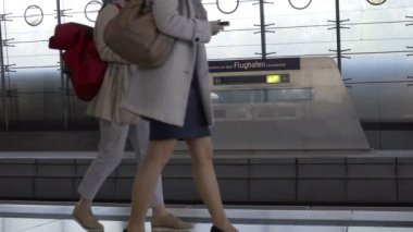 Frankfurt Havaalanı tren istasyonu yolcuları işareti yürümek