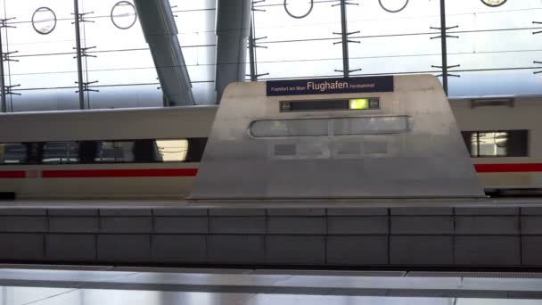 法兰克福机场火车站与冰火车误点标志 — 图库视频影像