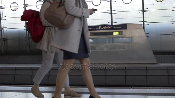 Reisende am Flughafen Frankfurt laufen an Schild vorbei — Stockvideo