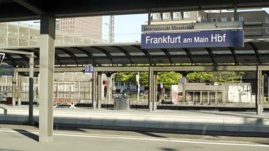 Frankfurt açık Hauptbahnhof işareti ve tren geldiğinde el