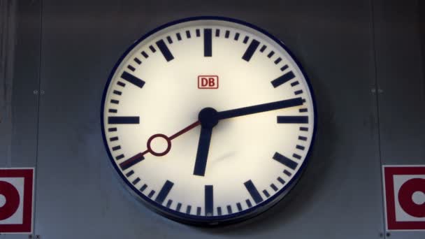 Deutsche-Bahn-Uhr im Frankfurter Flughafenbahnhof — Stockvideo