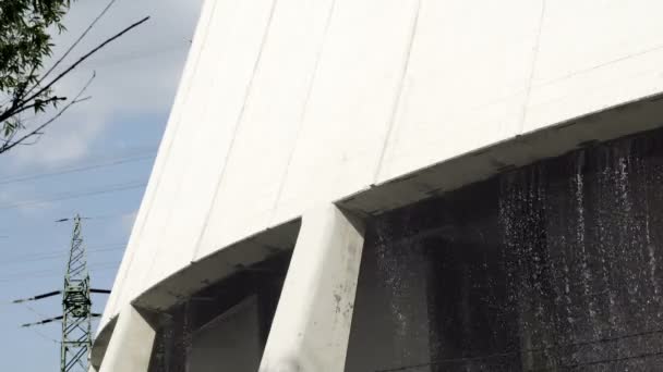 Industriell kylning torn vatten närbild med elektriska Pylon bakgrund — Stockvideo