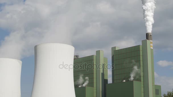 Длинный дымовой столб промышленной охладительной башни — стоковое видео