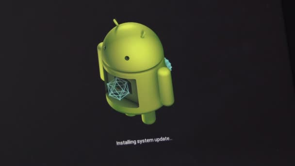 Android besturingssysteemupdate op groot scherm mobiel apparaat — Stockvideo