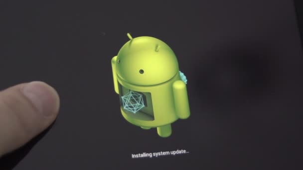 Actualización del sistema operativo Android con la persona que sostiene la tableta — Vídeo de stock