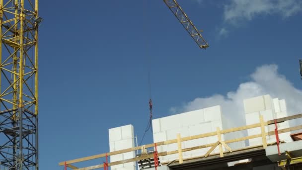 Grúa de torre industrial en seguimiento del sitio de construcción — Vídeos de Stock