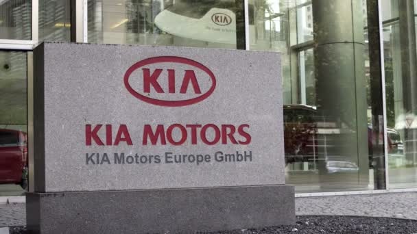 Firma de la sede de Kia Motors Europe en Frankfurt Alemania — Vídeo de stock