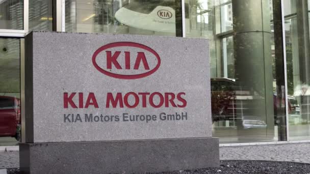 Kia Europe Head Office işareti Frankfurt Almanya'da motorlar — Stok video