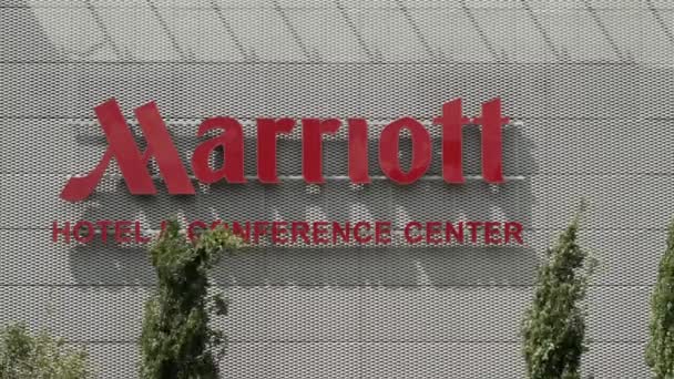 Marriot Hotel and Conference Center Skilt i Frankfurt Tyskland – stockvideo