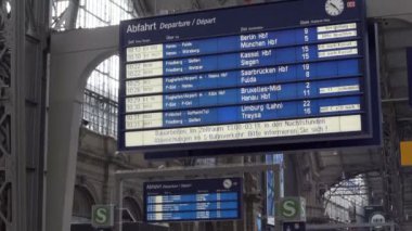 FRANKFURT, GERMANY - 13 Ağustos 2017: Frankfurt Almanya 'sındaki Hauptbahnhof ya da ana tren istasyonundaki bir tabelayı kaldır ve trenlerin geliş gidiş ve gidiş bilgilerini göster.