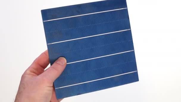 在光电太阳能电池板和绿色电能生成中 手持单个太阳能电池 并对质量进行检查的手特写镜头 — 图库视频影像