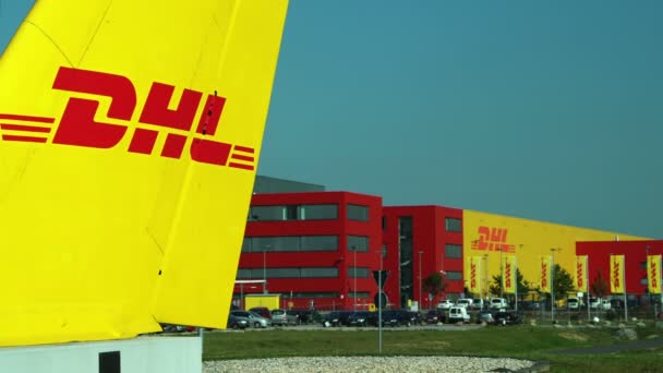 德国施科伊迪茨 2017年9月29日 Dhl 信使大厦的静态射击和标记分类设施工业综合设施位置的前面标志 — 图库视频影像