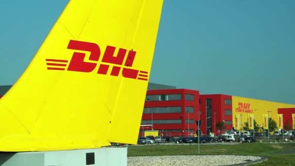 Schkeuditz Germany Сентября 2017 Широкий Снимок Здания Dhl Courier Переднего — стоковое видео