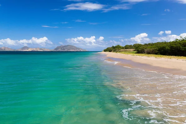 St Kitts taget fra en strand på St Nevis i Caribien - Stock-foto