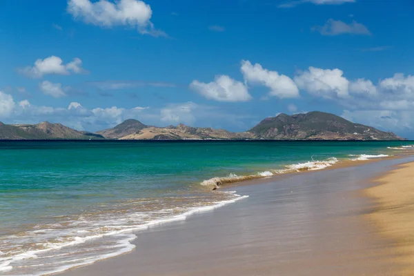 St Kitts, převzato z pláže na St Nevis v Karibiku — Stock fotografie