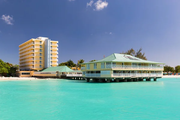 Vista de un hotel desde un catamarán en Carlisle Bay en Barbados — Foto de Stock