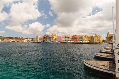 Willemstad Curacao ve Kraliçe Emma Köprüsü