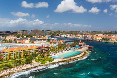 Willemstad Curacao ve Kraliçe Emma Köprüsü