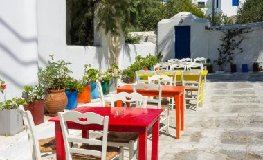Açık bir Yunan restoranında renkli tablolar