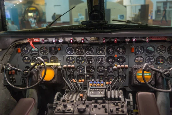 Das Cockpit eines alten Flugzeugs — Stockfoto