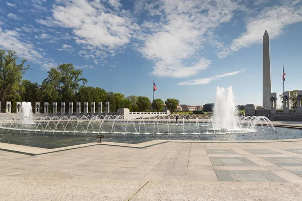 Monument commémoratif de la Seconde Guerre mondiale avec le Washington Monument — Photo