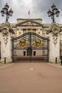 Buckingham Palace kapıları sabahın erken saatlerinde Londra'da