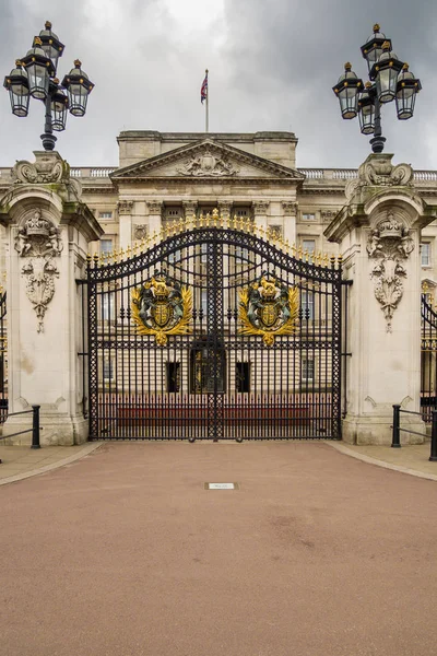 Ворота Букингемского дворца в Лондоне рано утром — стоковое фото