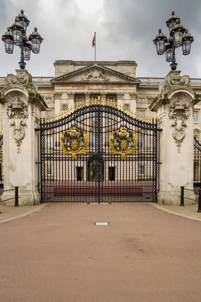 Buckingham Palace Tore in London in den frühen Morgenstunden — Stockfoto