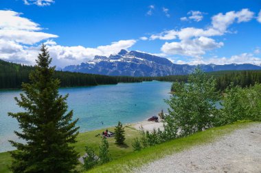 Minnewanka döngü ve göl Johnson Banff yakınındaki