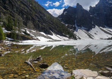 Göl kenarında Lake Louise Banff içinde görünümünü