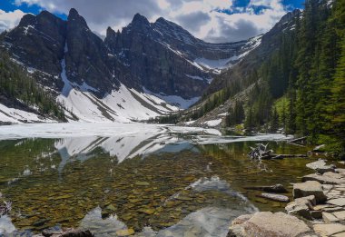 Göl kenarında Lake Louise Banff içinde görünümünü