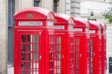 Tüm üst üste beş kırmızı Londra telefon kutuları