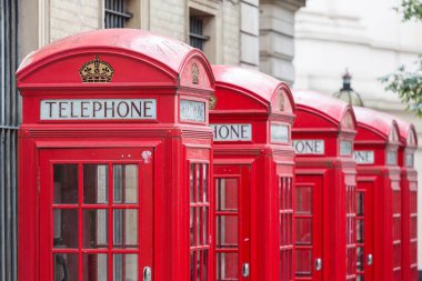 Tüm üst üste beş kırmızı Londra telefon kutuları