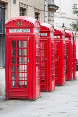 Tüm üst üste beş kırmızı Londra telefon kutuları