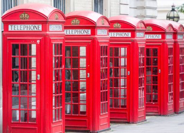 Tüm üst üste beş kırmızı Londra telefon kutuları