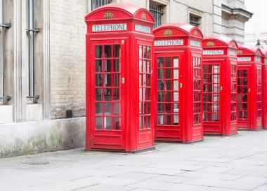 Tüm üst üste beş kırmızı Londra telefon kutuları 