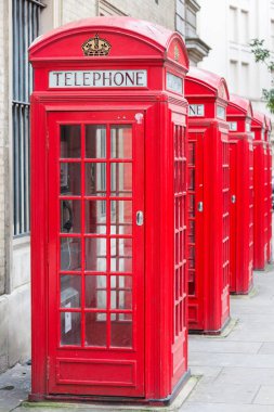 Tüm üst üste beş kırmızı Londra telefon kutuları
