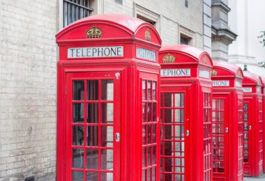 Tüm üst üste beş kırmızı Londra telefon kutuları