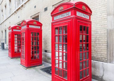 Tüm üst üste üç kırmızı Londra telefon kutuları