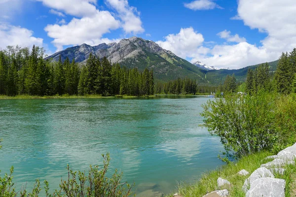 Minnewanka döngü ve göl Johnson Banff yakınındaki