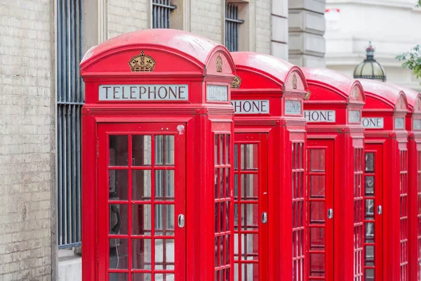 Fem röda London telefonkiosker alla i en rad — Stockfoto