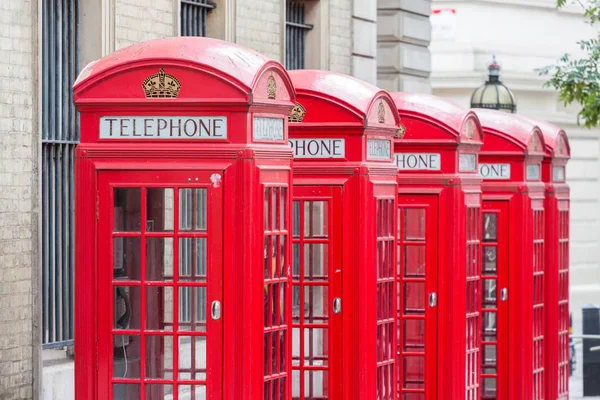 Fem röda London telefonkiosker alla i en rad — Stockfoto