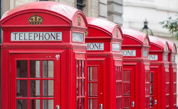 Fem röda London telefonkiosker alla i en rad — Stockfoto