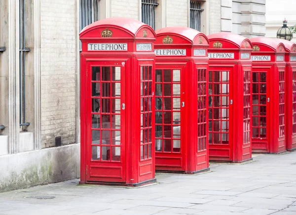 Fem röda London telefonkiosker alla i en rad — Stockfoto