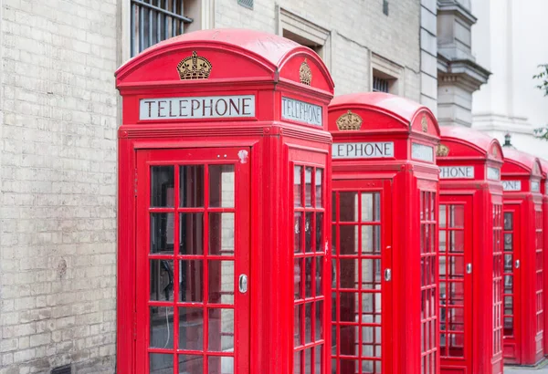 Fem röda London telefonkiosker alla i en rad — Stockfoto